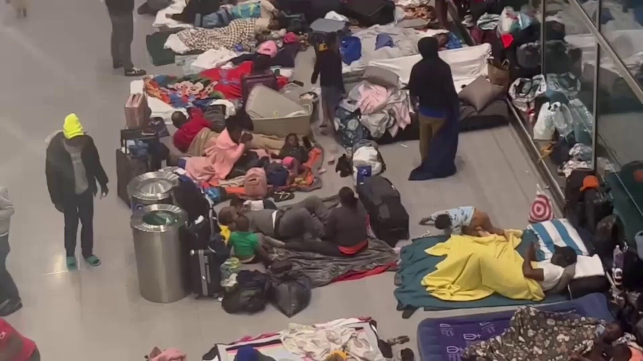Мигрантите продължават да се стичат към бостънското летище, докато повече от 100 спят на пода