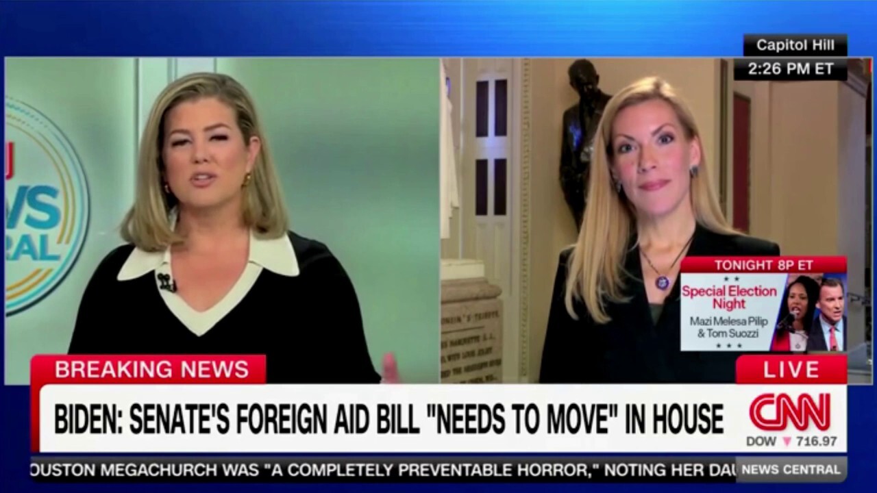 Водещата на CNN Бриана Кейлар и конгресменът Бет Ван Дюйн