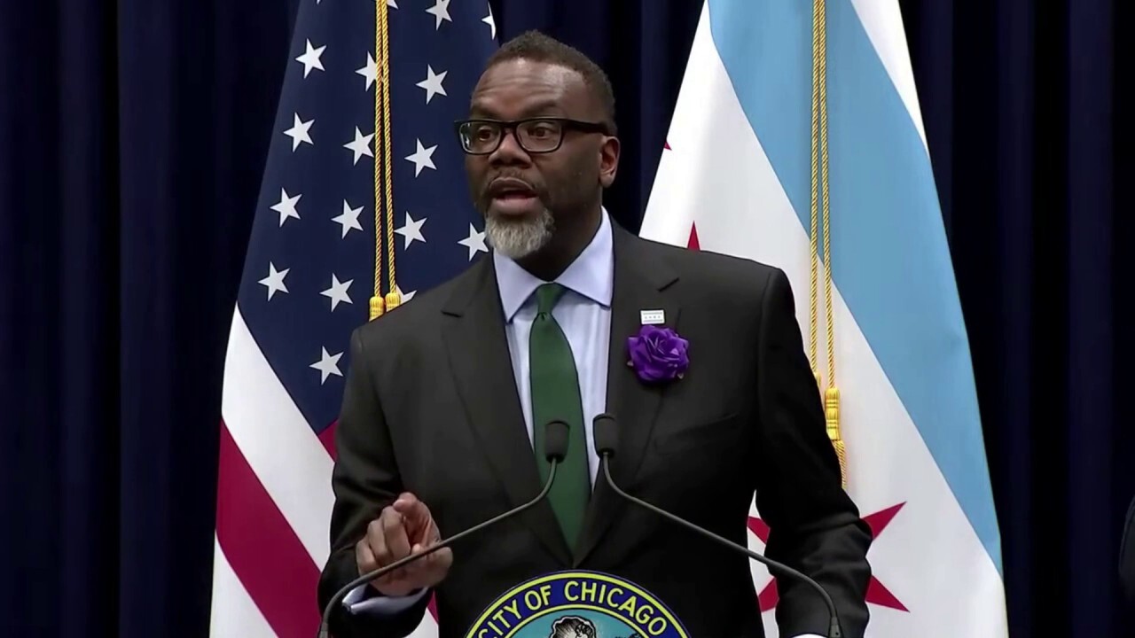 Кметът Джонсън рекламира Чикаго като по-„отворено и доста отзивчиво“ към мигрантите от други сини градове