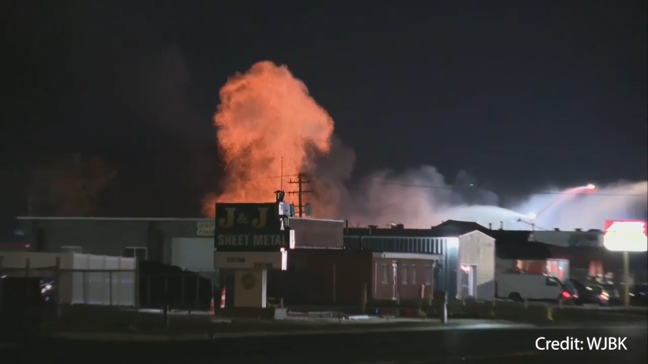 Масов промишлен пожар в Мичиган предизвика стотици експлозии, изпращайки отломки, летящи