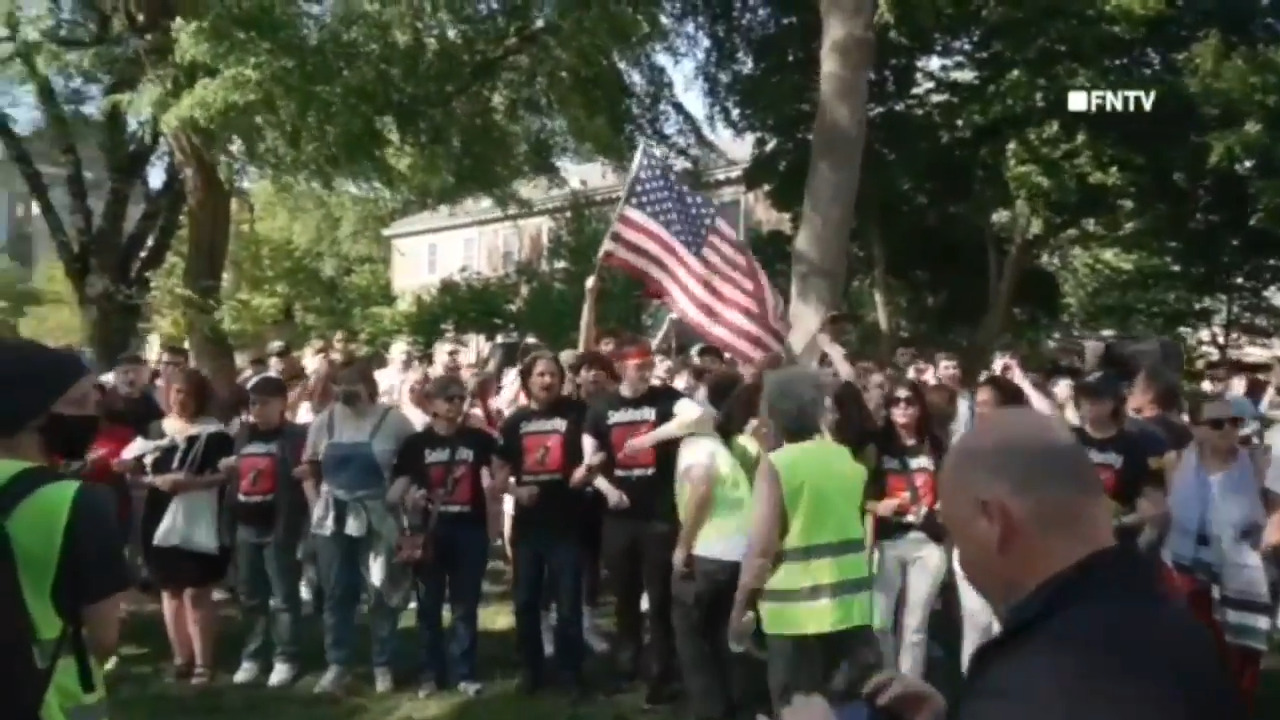 Студентите от Rutgers се противопоставят на анти-израелските агитатори в кампуса, като развяват американско знаме и скандират „САЩ! САЩ!`