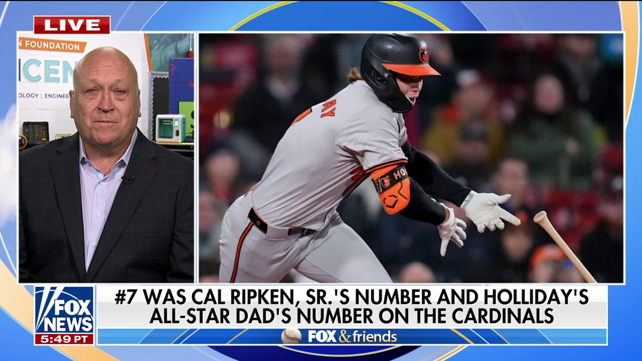 Кал Рипкен-младши, почетен като най-добрият потенциален играч на Orioles, носи номер 7 на баща си в дебюта на MLB: `Прекрасна почит`