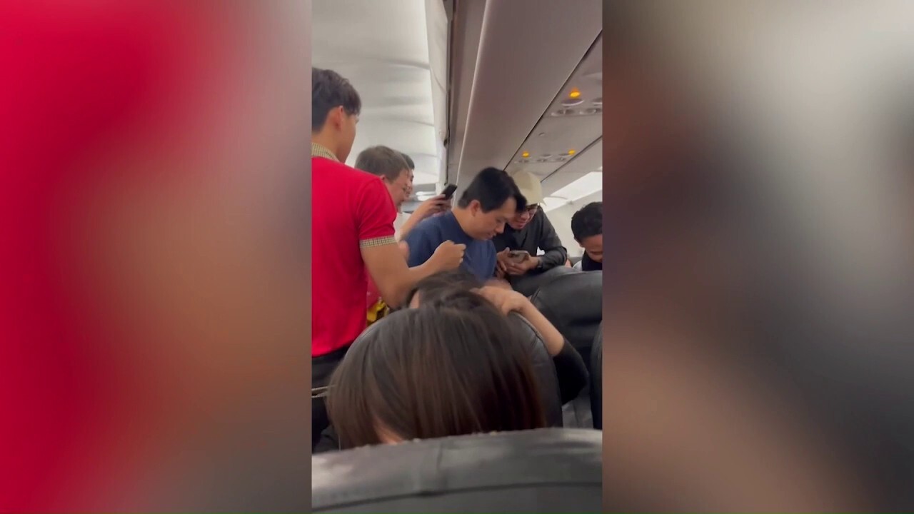 Властите в Сингапур повдигнаха обвинение на пътник на авиокомпания, след като се твърди, че е откраднал над $23 000 от други в самолета