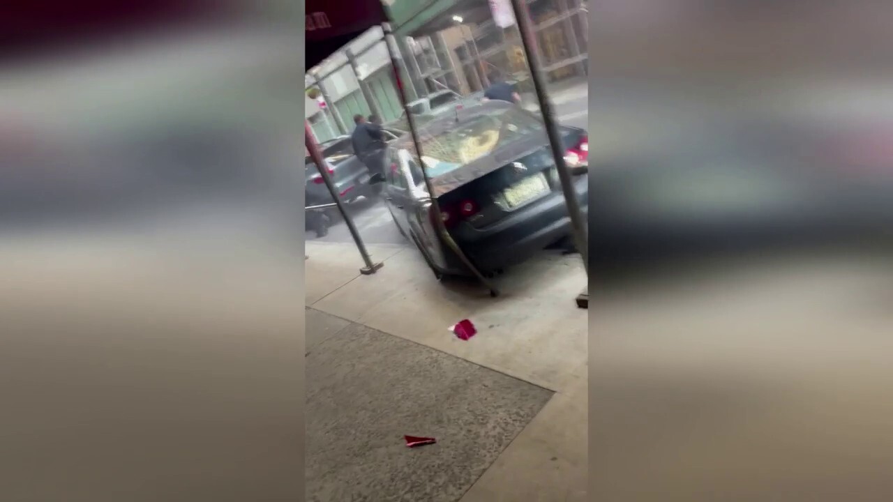 Suspect hits multiple cars while fleeing New York police officers during traffic stop