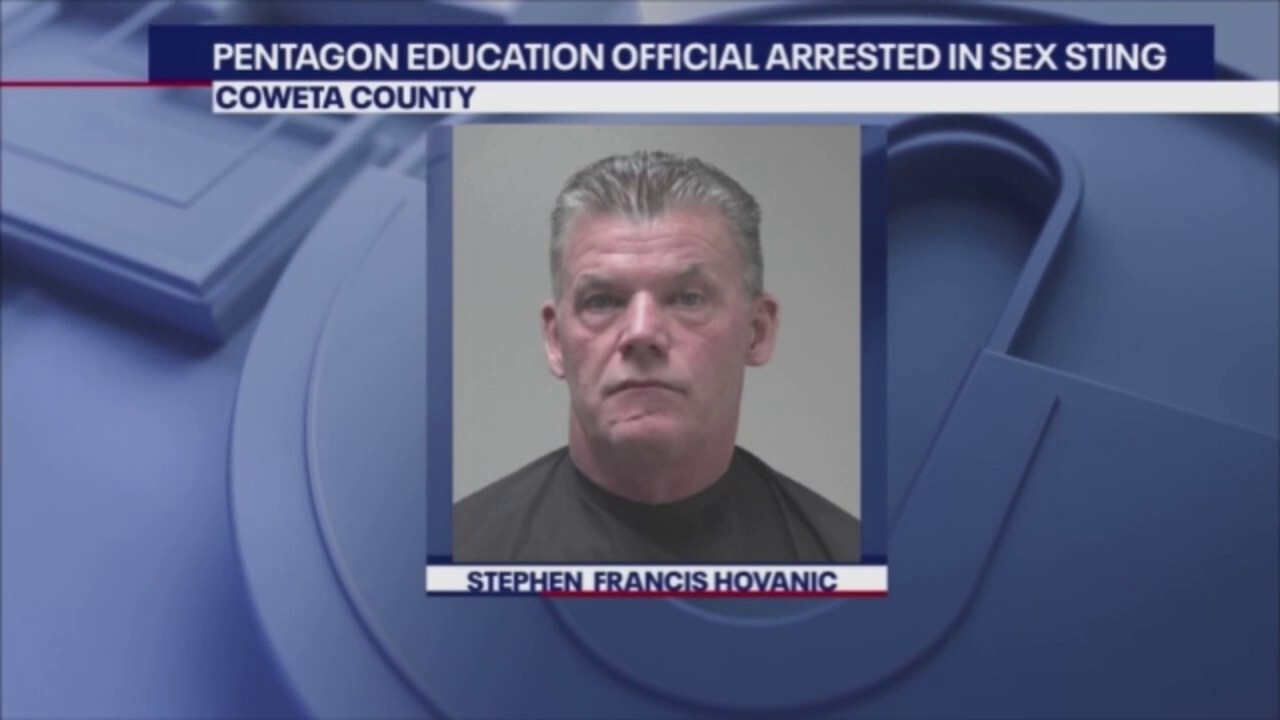 Служител на Пентагона, контролиращ федералните училища, арестуван в група за трафик на хора в Джорджия