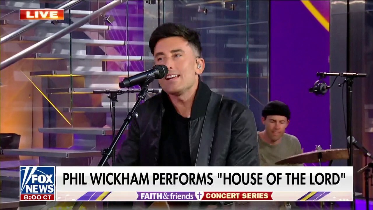 Phil Wickham performs ‘House of the Lord’ on ‘Fox & Friends Weekend