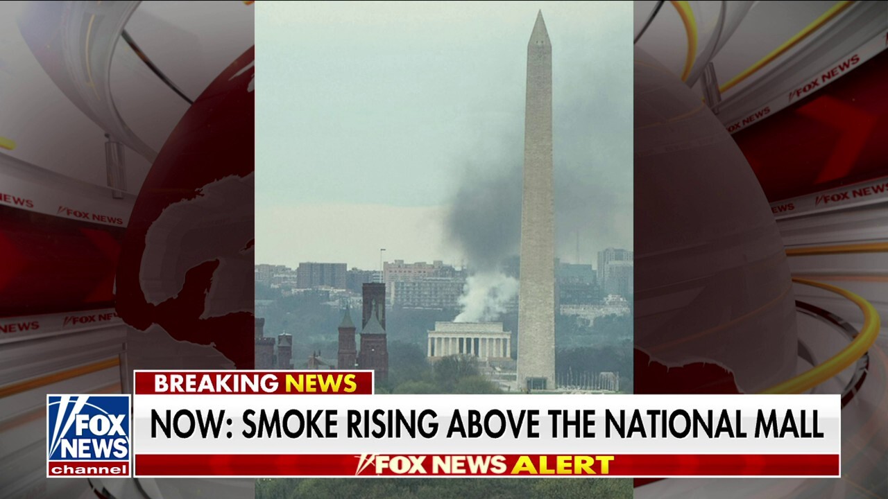 Дим от пожар в превозно средство, видян близо до Мемориала на Линкълн в Националния мол във Вашингтон