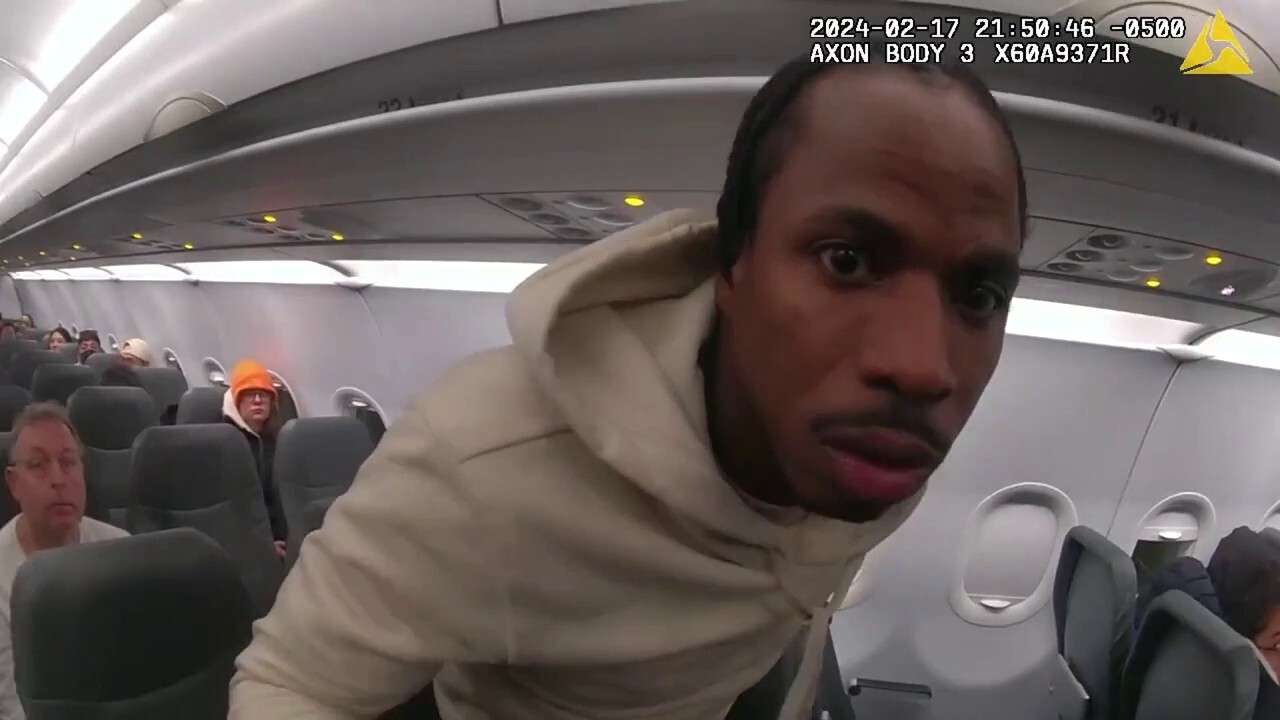 Видео показва как полицията в Атланта арестува беглец в самолет от Маями, след като той избяга от спирка