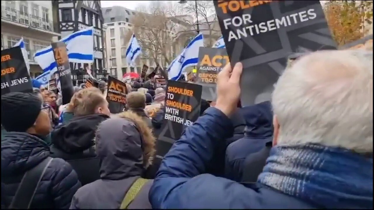Огромна тълпа изпълни улиците на Лондон в марш срещу антисемитизма, подкрепа за Израел