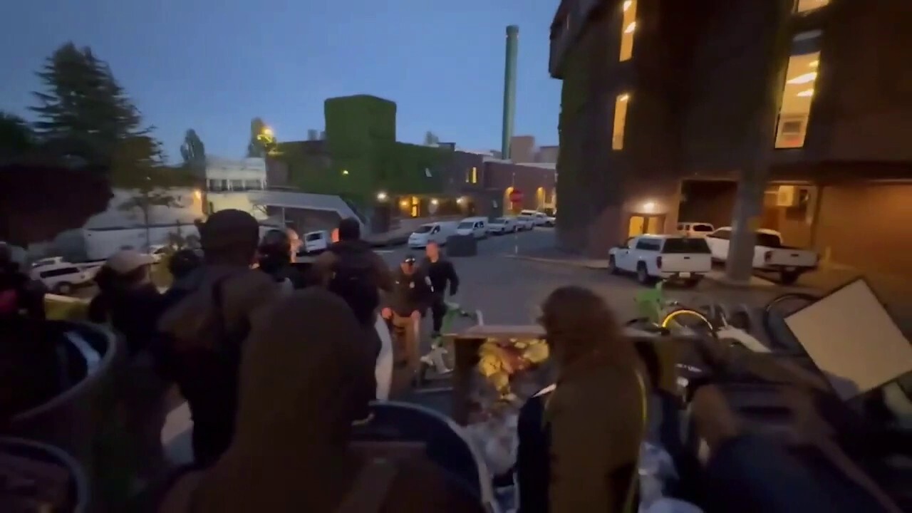 Antifa protesters charge police at University of Washington protest