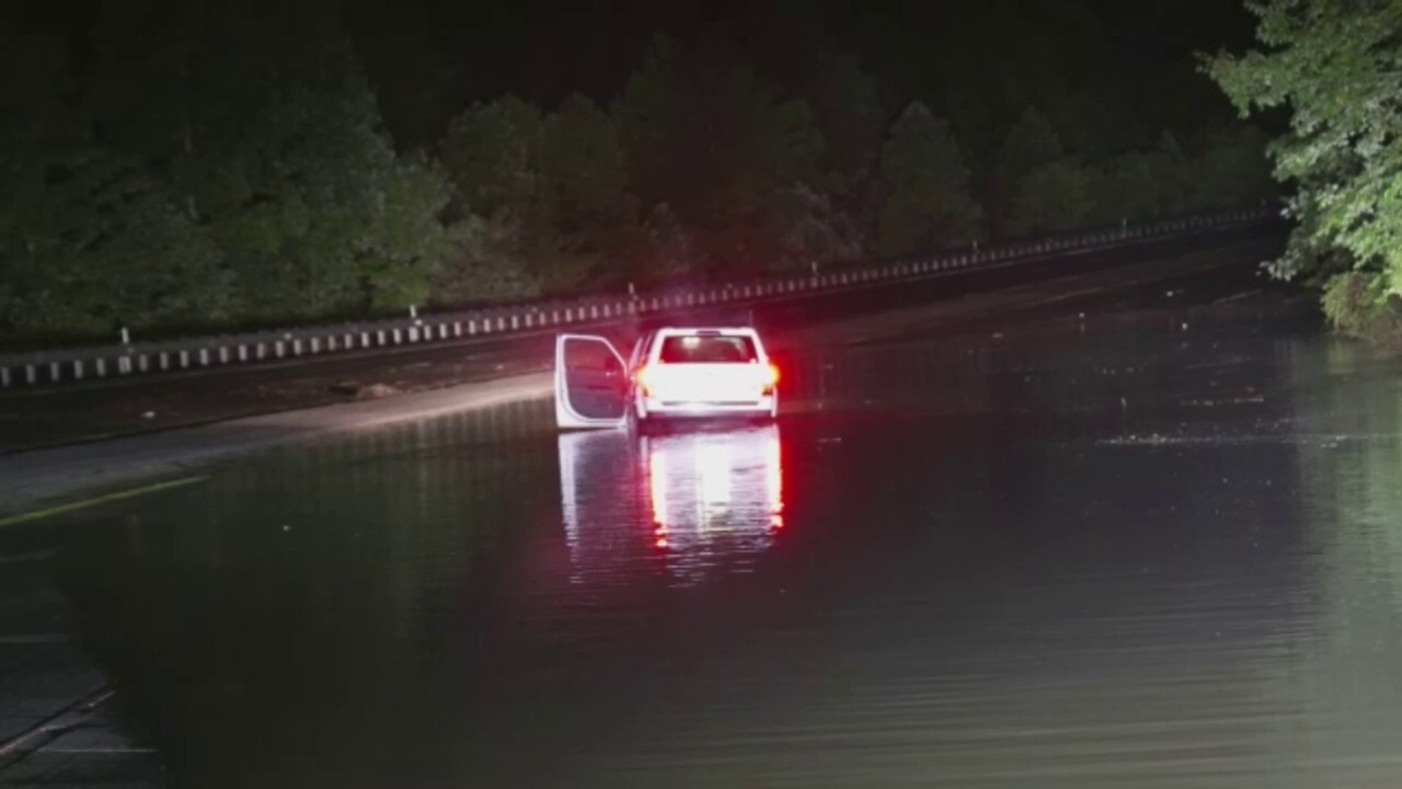 Kentucky flash flood and mudslides in Hazard leaves people stranded