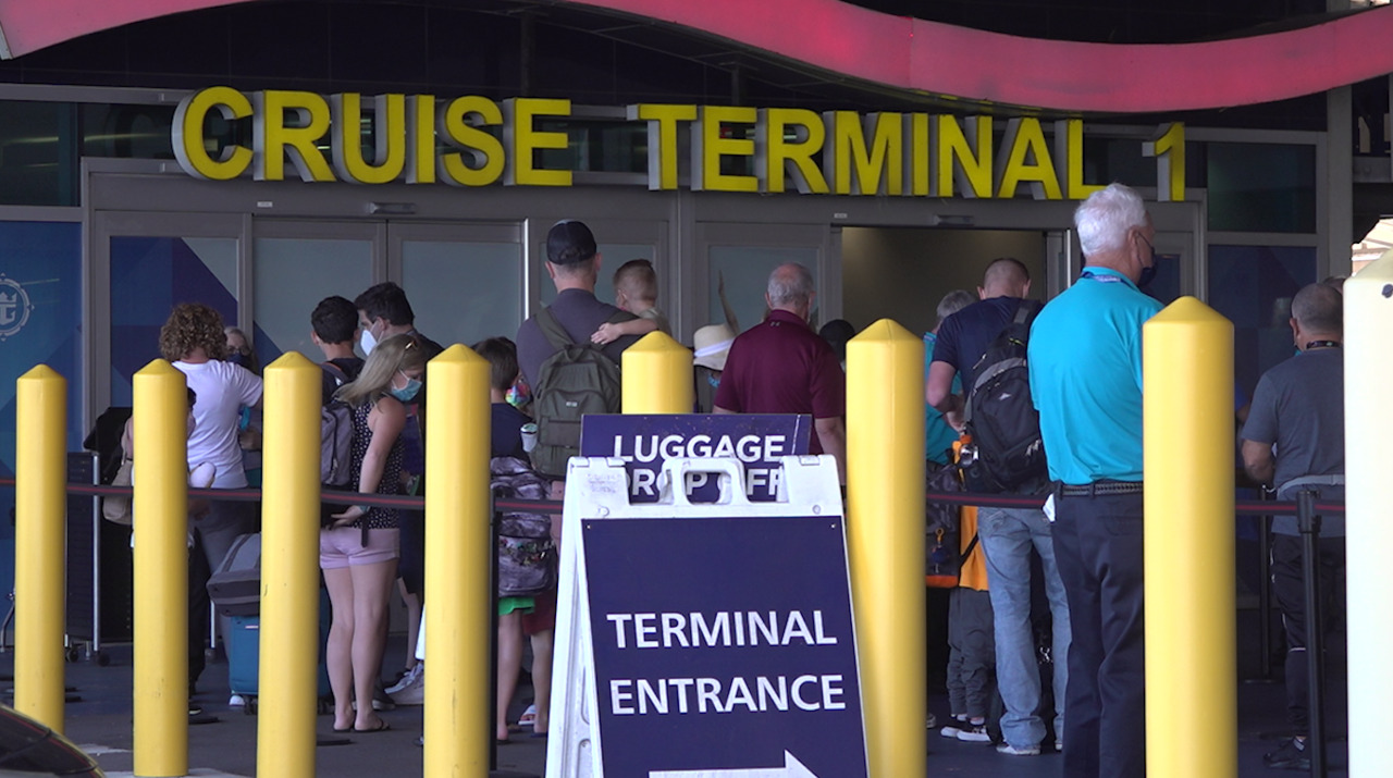 Cruise industry tries to stay afloat during omicron surge