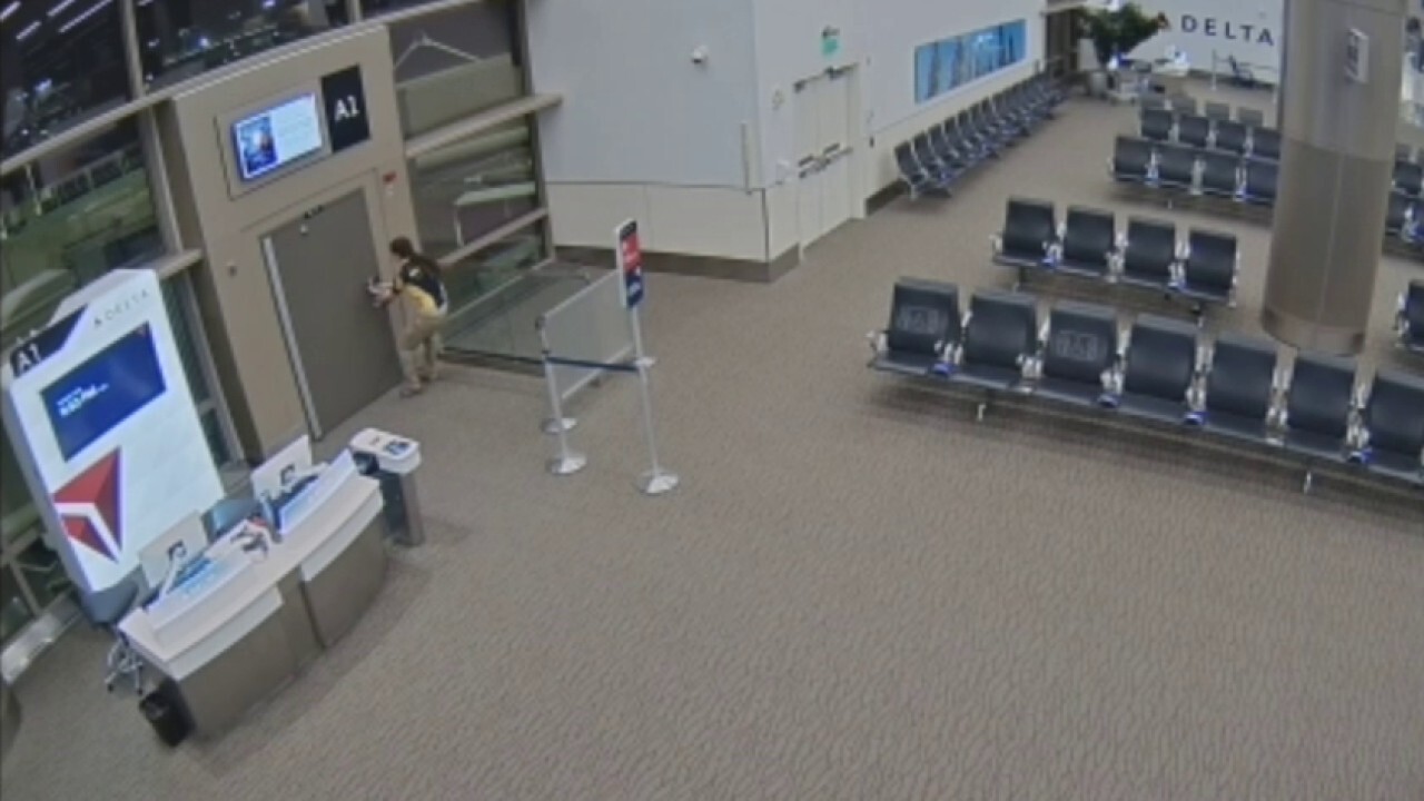Мъж, намерен мъртъв в двигателя на самолета на летището в Солт Лейк Сити, видян да бяга по асфалта във видео