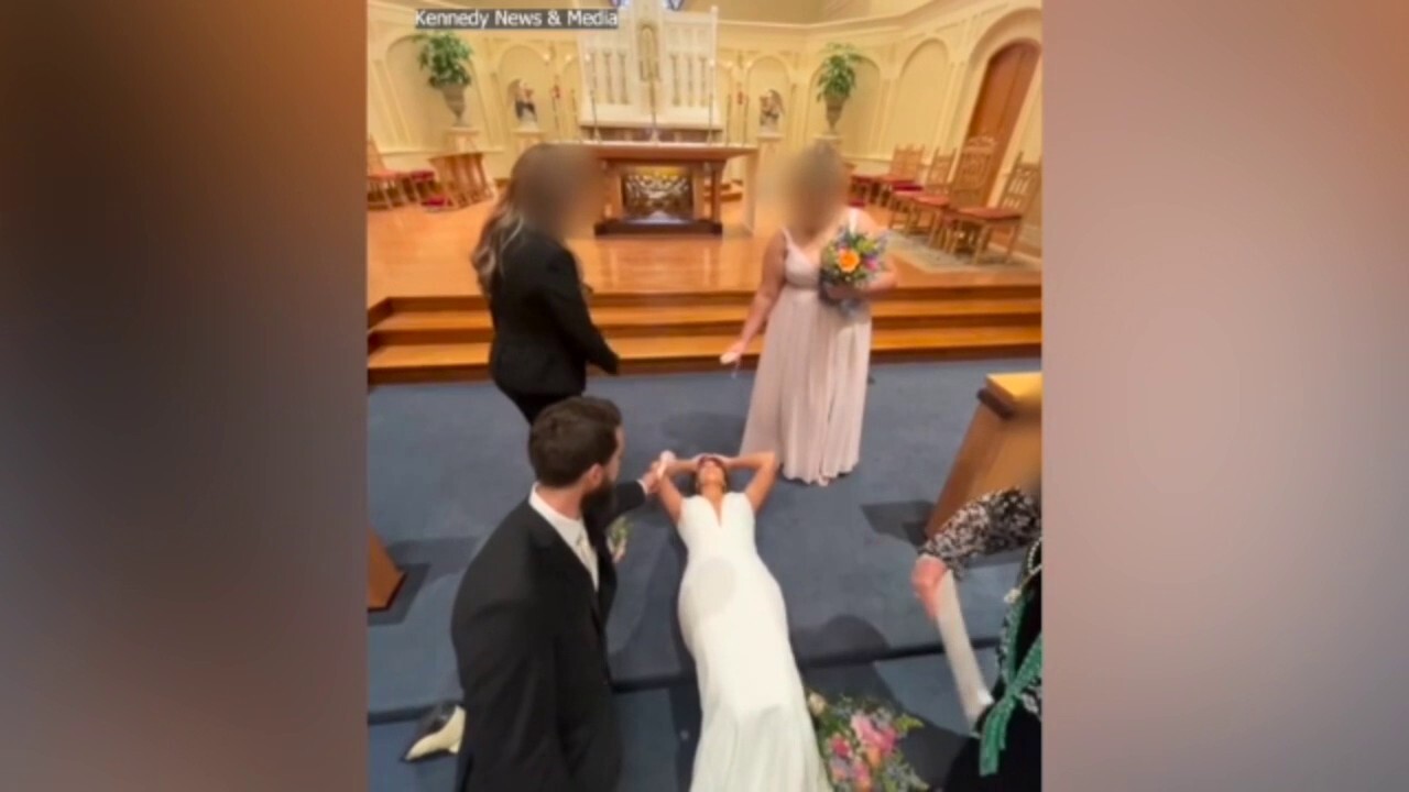 ГЛЕДАЙТЕ: Булка припада на сватбения олтар пред 300 гости: „Току-що си казахме „Да“