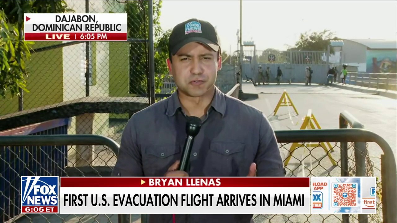 Държавният департамент потвърди, че повече от 30 американци са евакуирани от Хаити с чартърен полет от правителството на САЩ