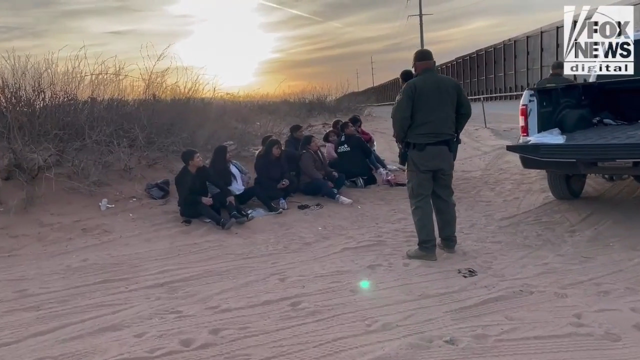 УЛОВЕНО ОТ КАМЕРАТА: Режащи огради мигранти, арестувани от федерални