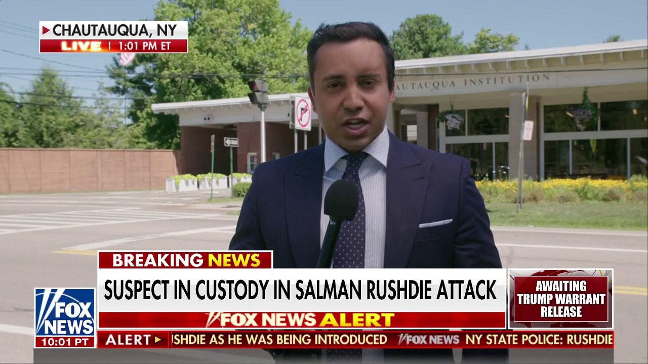 Suspect in custody follwing Salman Rushdie attack
