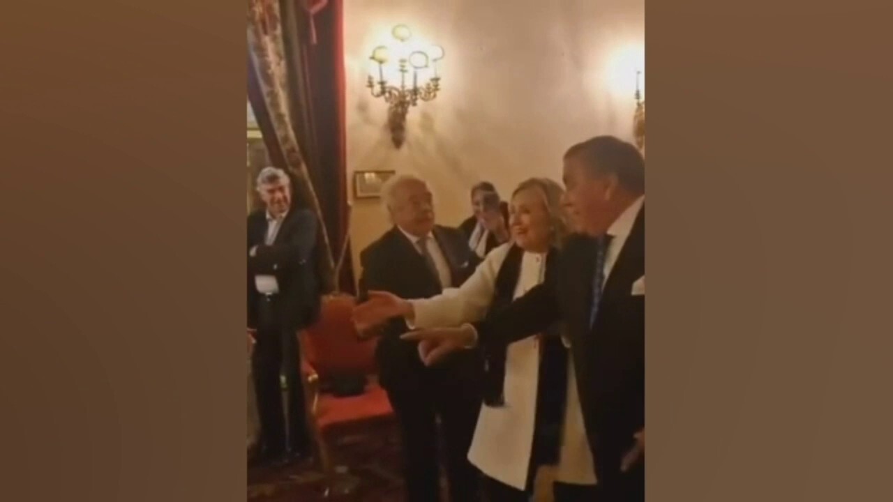 Хилари Клинтън се опитва да танцува „La Macarena“ с групата по време на парти в Испания