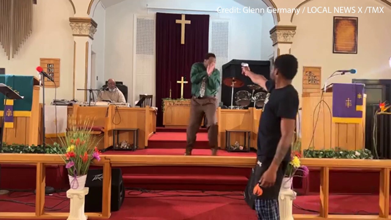 Мъж от Пенсилвания се прицели с пистолет в пастор в църква, прекъсва проповедта на видео