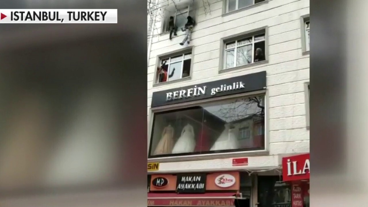 Mother in Istanbul saves her children from apartment fire