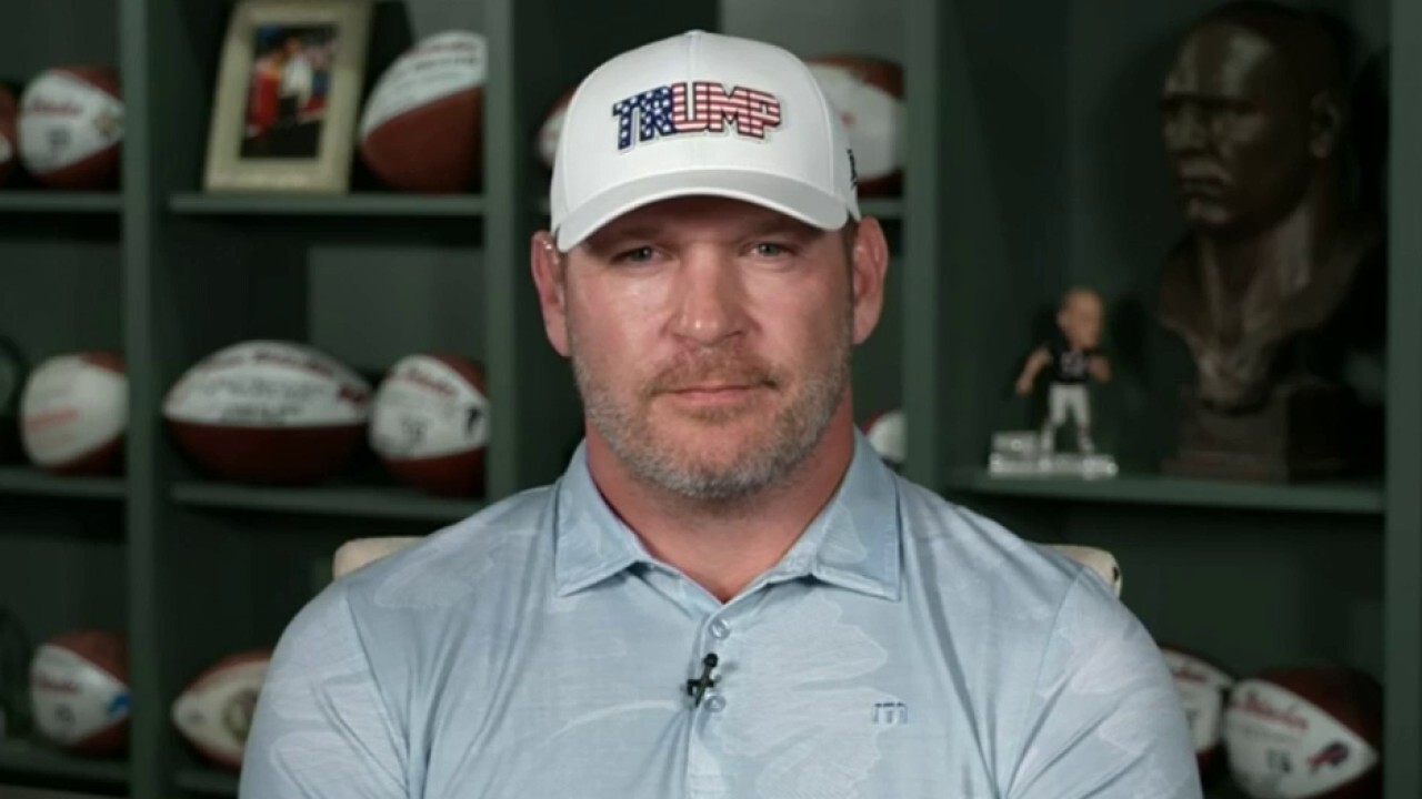 Brian Urlacher defends Aaron Rodgers' political career: 'Stood up for the smaller guy'