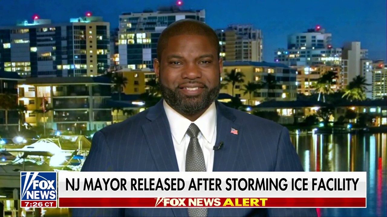 Democrats blasted for 'political stunt' successful  storming ICE facility