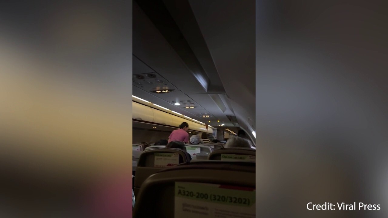 Пътник от авиокомпания плаши пътници в самолета при опит за бягство при авариен изход, уловен на видео