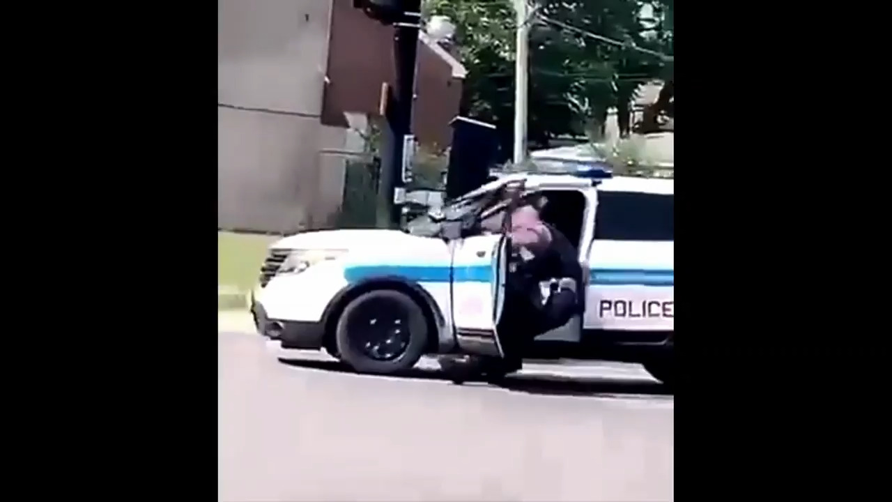 Гола жена от Чикаго, която открадна полицейска кола, влачи полицай, признат за `невинен` поради невменяемост