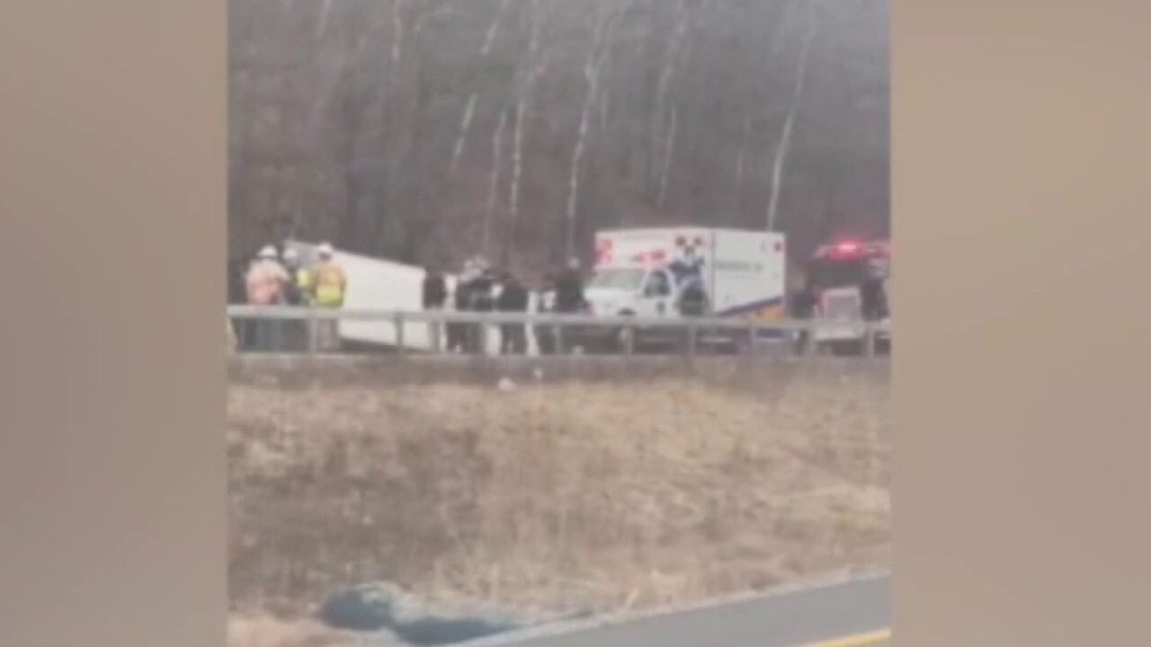 At least 1 person dead, multiple injured following tour bus rollover crash in New York
