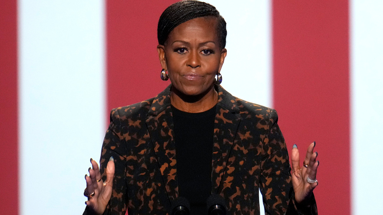 Michelle Obama pierde el sueño por la política fronteriza de Trump, aunque su esposo era llamado el “Deporter-In-Chief.” Además, nuevo estudio reporta riesgos para mujeres al tomar la píldora abortiva.
 