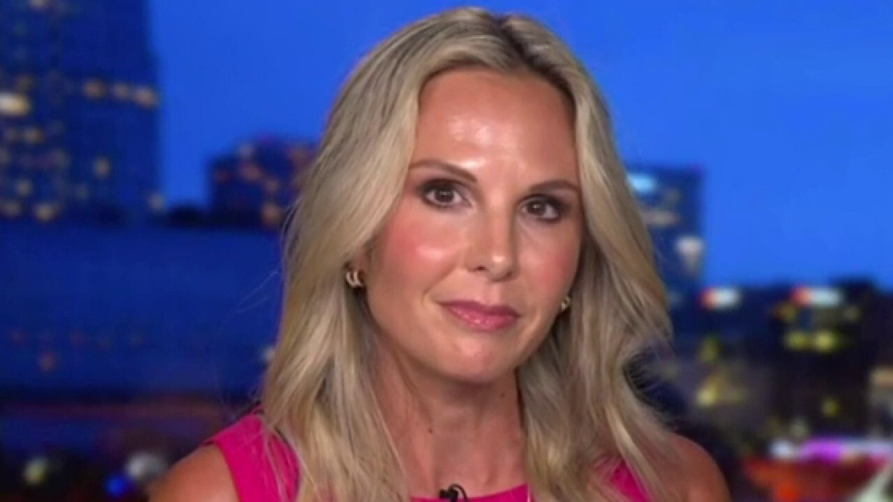 Former 'Fox & Friends' co-host Elisabeth Hasselbeck says 'The View' is going to 'pump the girl candidate no matter what' on 'Hannity.'