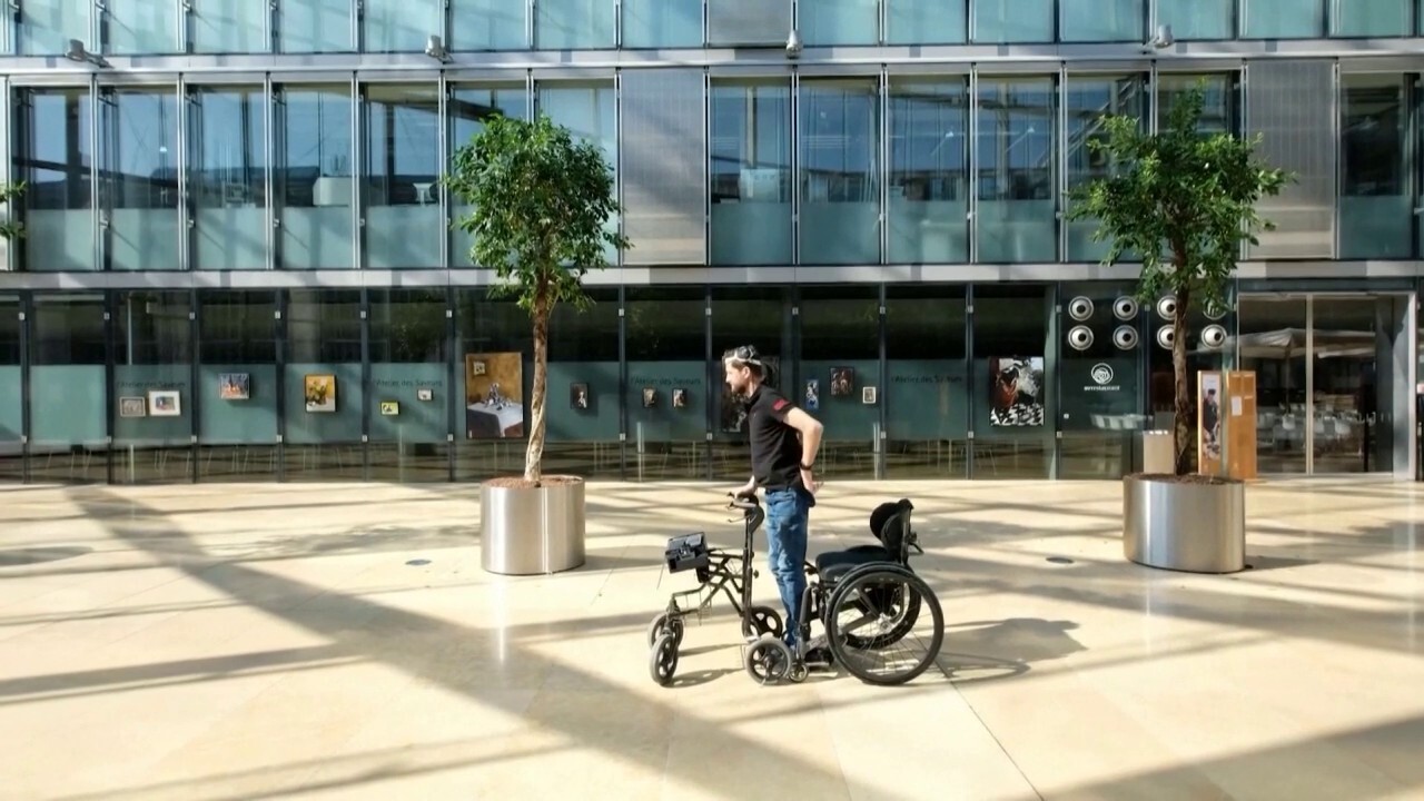 AI paralyzed man walking