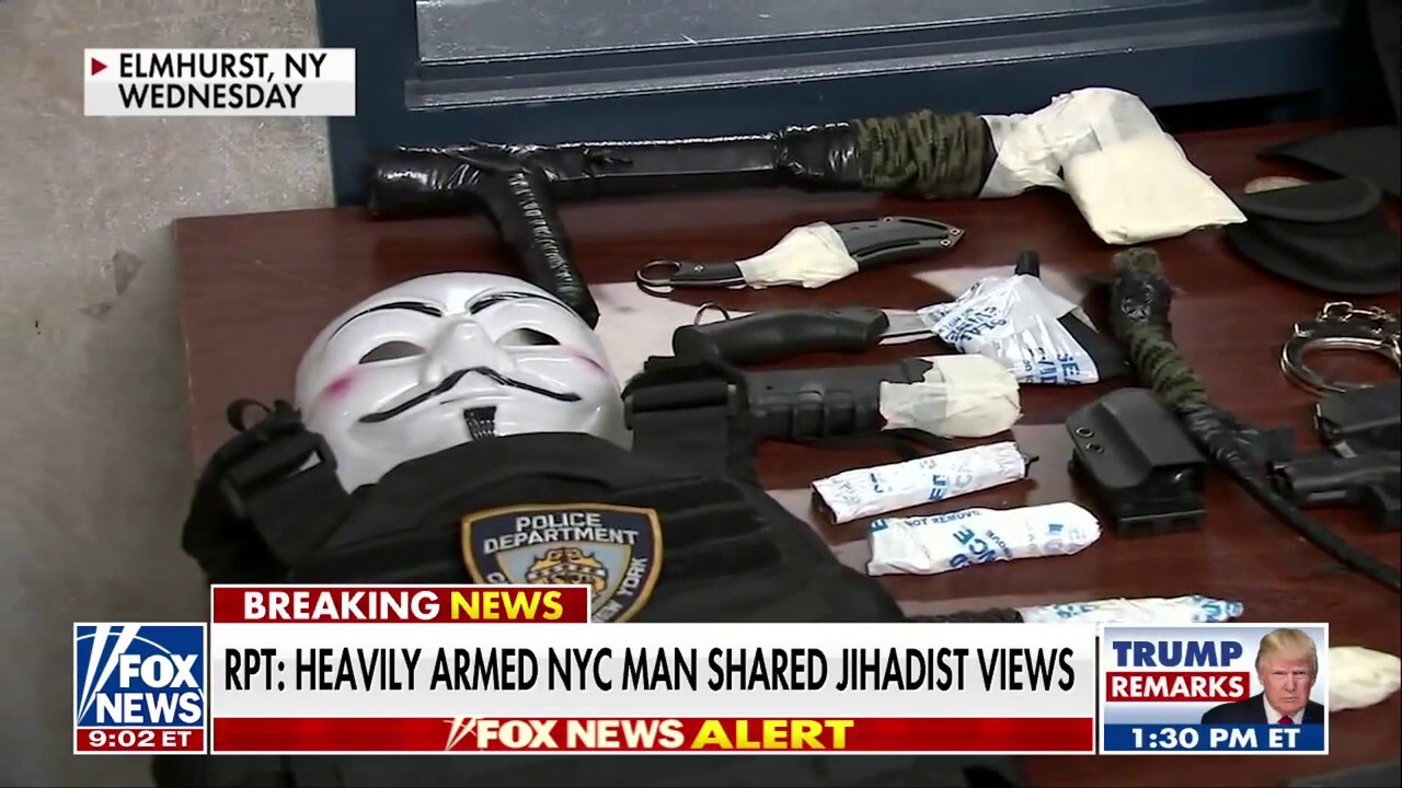 Полицията в Ню Йорк арестува мъж, въоръжен с пистолет, бронежилетки, брадви и ножове на спирка в Куинс