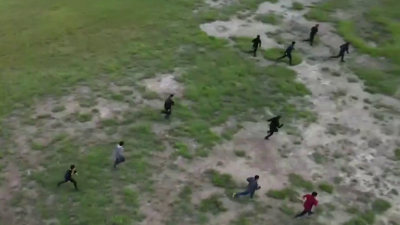 Fox News spots migrant group running into US