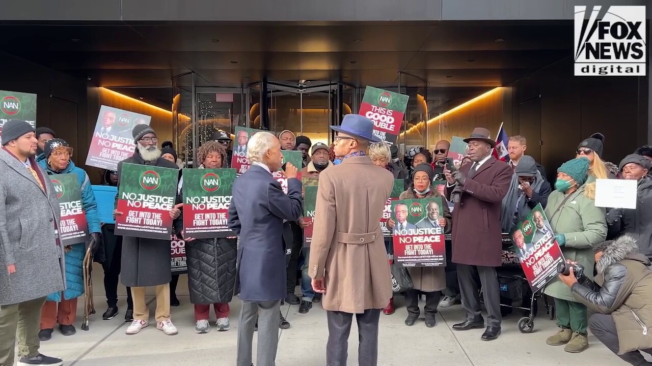 Активисти, протестиращи пред офиса на милиардера, завършил Харвард Бил Акман