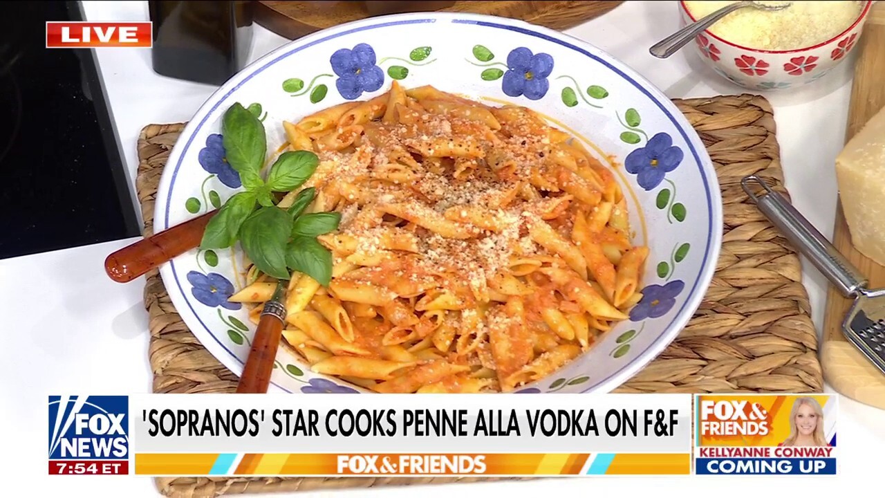 'Sopranos' star makes penne alla vodka on 'Fox & Friends'