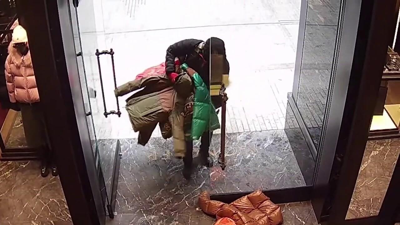 DC thieves walk out of Moncler with over $36K worth of merchandise