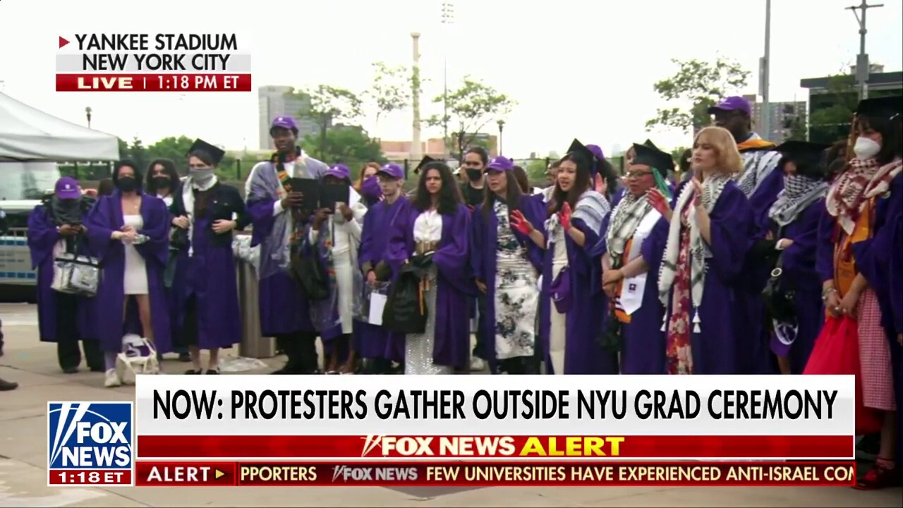 Група протестиращи студенти от Нюйоркския университет напуснаха началото си в