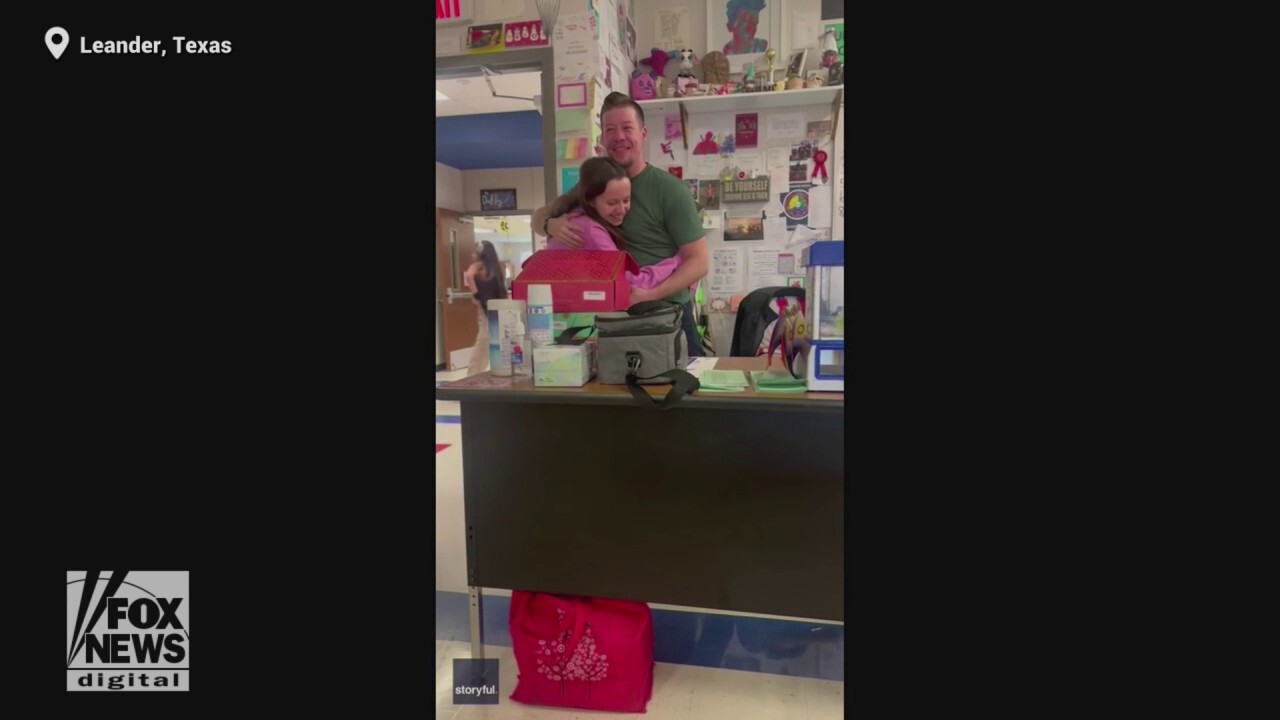 Училищен учител получи сладка изненада от един от учениците си.