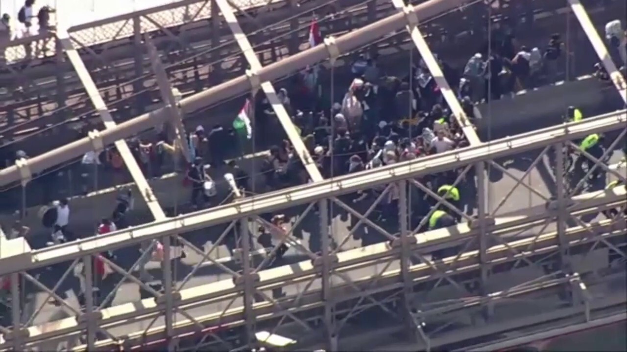 Anti-Israel agitators storm Brooklyn Bridge, blocking traffic