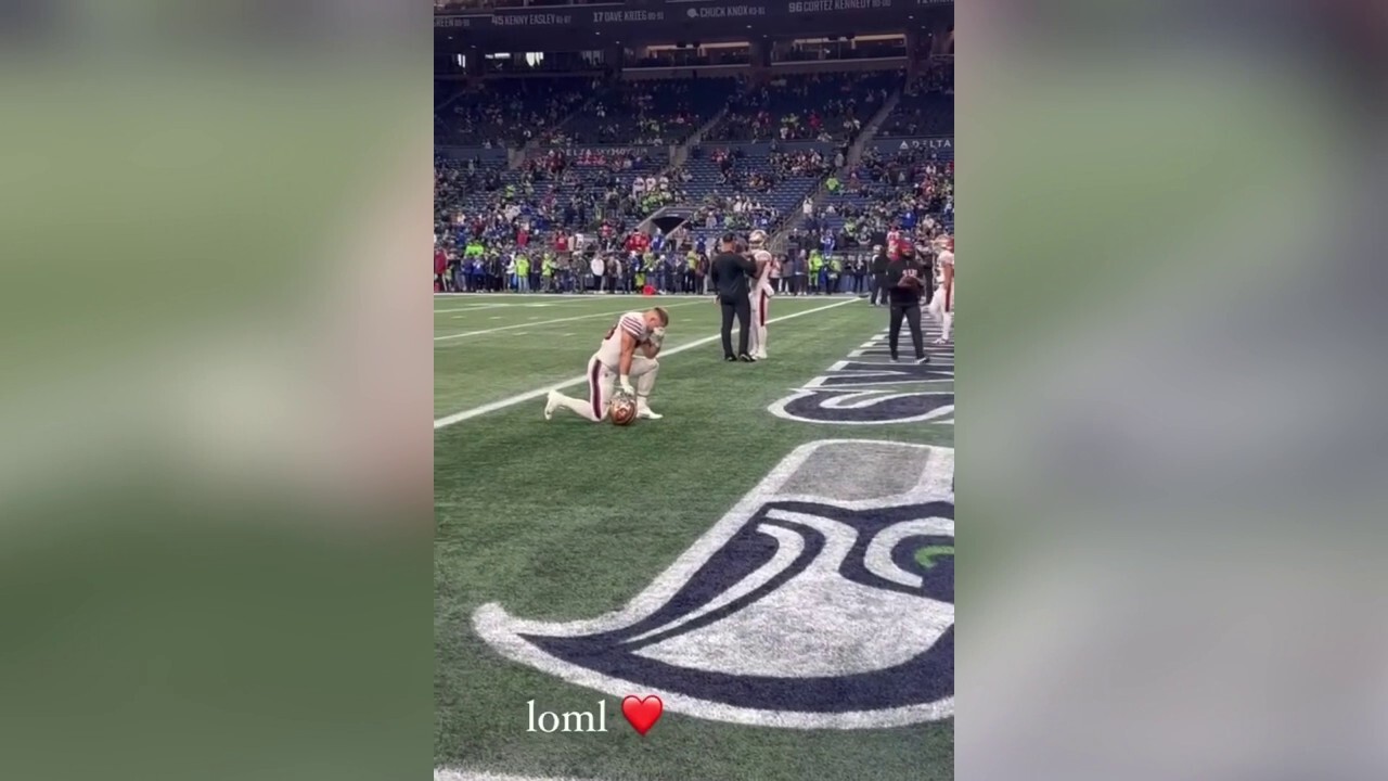 Крисчън Маккафри от 49ers изглежда се моли преди рекорден мач