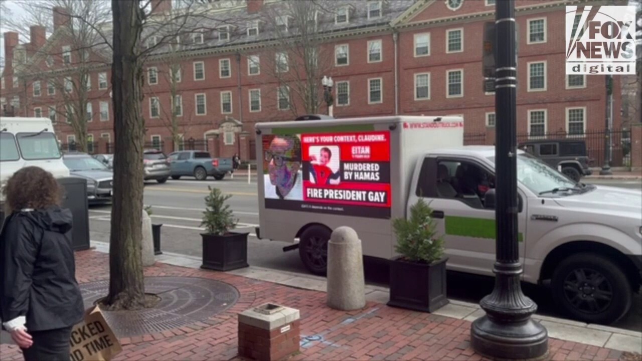 Камиони с билбордове изискващи президентът на Харвард Клодин Гей да