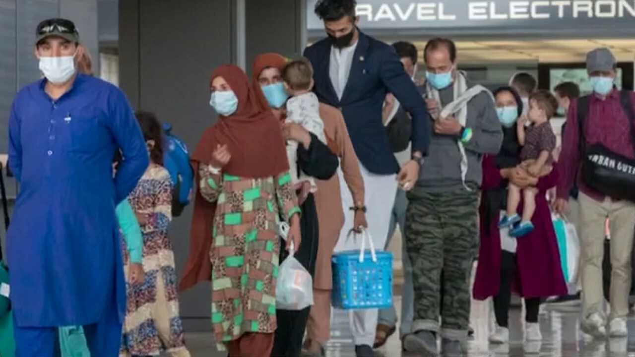 Искането на Байдън за афганистански бежанец предизвиква консервативни страхове от „неограничени зелени карти“