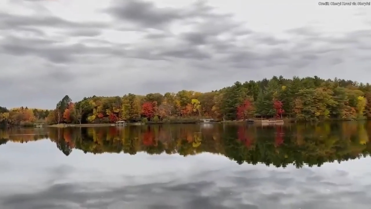 Fall foliage stuns visitors on Wisconsin lake