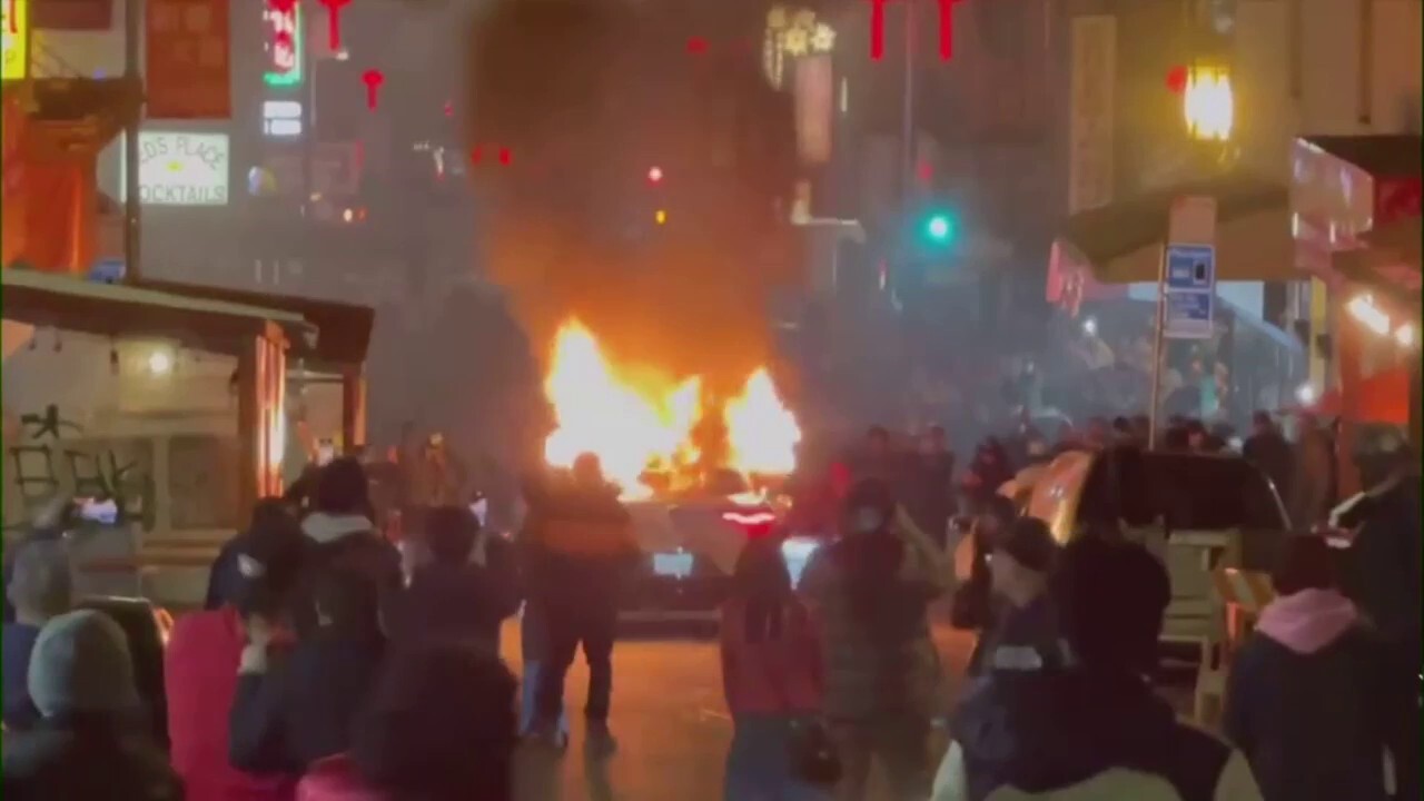 Тълпа запали автономно превозно средство в китайския квартал на Сан Франциско