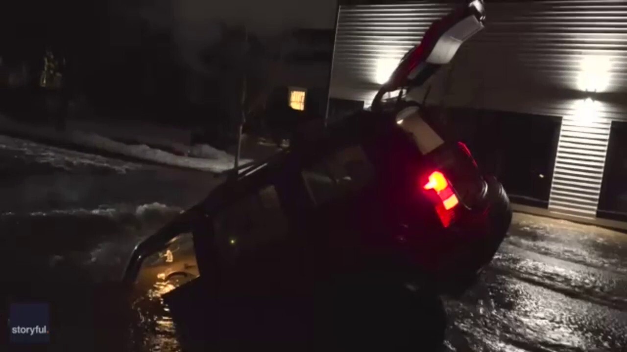 Двойка избяга от кола, след като се потопи в дупка в щата Вашингтон: `Чувствах се като на кино`