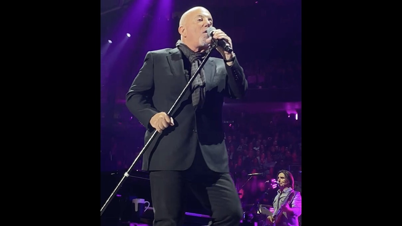 Billy Joel serenades Christie Brinkley with 'Uptown Girl'