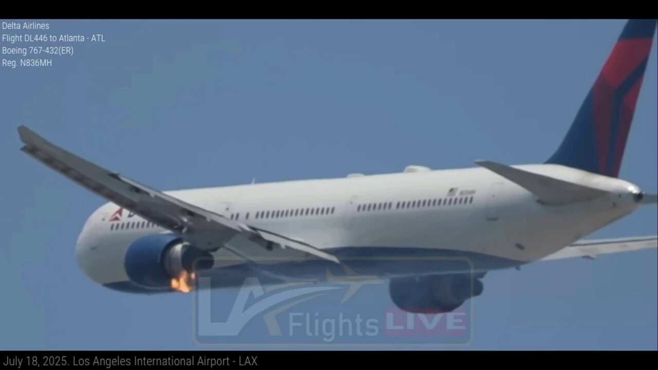 Полетът на Delta прави аварийно кацане в LAX след видимо пожар на двигателя, заснет на видео 