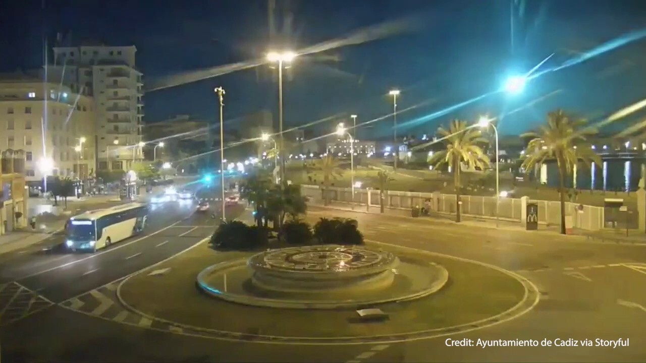 Синя светкавица, уловена в нощното небе над Испания, Португалия, осветява социалните медии