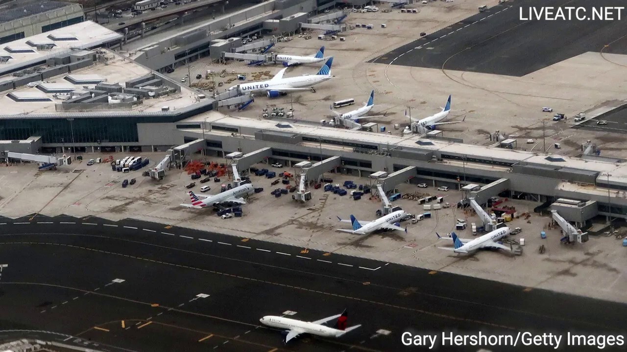 HEAR IT: Air traffic controllers react to FAA tech outage impacting Newark Airport in real time